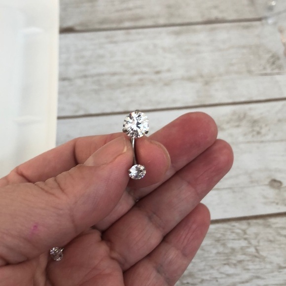 Round Cubic Zirconia Small Stone Screw Silver Belly Ring - Picture 3 of 9